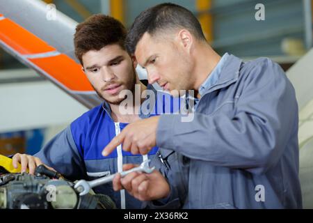 Due meccanici a lavorare su un velivolo di piccole dimensioni Foto Stock