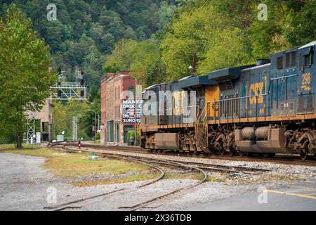 Un treno si diresse attraverso il Boomtown di Thurmond nella contea di Fayette, Virginia Occidentale, Stati Uniti Foto Stock