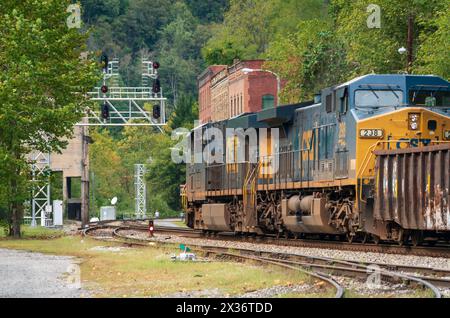 Un treno si diresse attraverso il Boomtown di Thurmond nella contea di Fayette, Virginia Occidentale, Stati Uniti Foto Stock