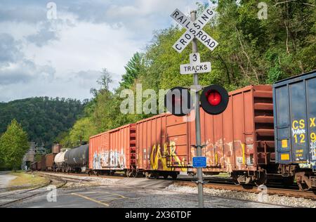 Un treno si diresse attraverso il Boomtown di Thurmond nella contea di Fayette, Virginia Occidentale, Stati Uniti Foto Stock