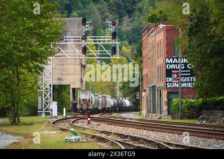 Un treno si diresse attraverso il Boomtown di Thurmond nella contea di Fayette, Virginia Occidentale, Stati Uniti Foto Stock