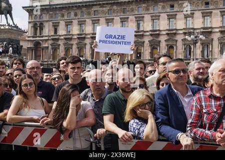 Milano, Italia, 14 giugno, 2023. La folla che partecipa al funerale di Stato dell'ex Presidente del Consiglio d'Italia Silvio Berlusconi, morto il 12 giugno 2023 all'ospedale San Raffaele di Milano. il funerale, celebrato all'interno del Duomo di Milano, è stato trasmesso in diretta sui maxi schermi allestiti nella piazza per il pubblico. Milano, Italia, 14 giugno 2023. La folla che assiste ai funerali di Stato dell'Ex Presidente del Consiglio dei ministri della Repubblica Italiana Silvio Berlusconi, morto il 12 giugno 2023 all'ospedale San Raffaele di Milano.i funerali, celebrati all'interno del Duomo di Milano, sono Foto Stock