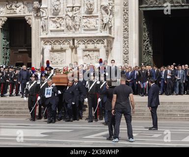 Milano, Italia, 14 giugno, 2023. La bara dell'ex primo ministro italiano Silvio Berlusconi, deceduto il 12 giugno 2023 all'ospedale San Raffaele di Milano, viene realizzata nel Duomo di Milano, al termine del funerale di Stato all'interno del Duomo. I funerali, celebrati dall'Arcivescovo Mario Delpini, sono stati trasmessi in diretta sui maxi schermi allestiti in piazza per il pubblico. Presenze ai funerali oltre la famiglia, molti esponenti politici e personaggi dello spettacolo e del calcio, tra cui il presidente della Repubblica Sergio Mattarella, la Presidente del Consigl Foto Stock