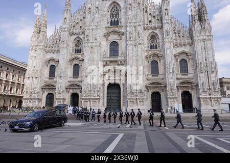 Milano, Italia, 14 giugno, 2023. La facciata del Duomo di Milano durante il funerale di Stato dell'ex primo ministro italiano Silvio Berlusconi, deceduto il 12 giugno 2023 all'ospedale San Raffaele di Milano. I funerali, durante i quali l'arcivescovo Mario Delpini ha dato una lunga omelia, sono stati trasmessi in diretta sugli schermi giganti allestiti in piazza Duomo per il pubblico. Milano, 14 giugno 2023. La facciata del Duomo di Milano durante i funerali di Stato dell'ex primo Ministro italiano Silvio Berlusconi, morto il 12 giugno 2023 all'ospedale San Raffaele di Milano. I funerali, durante i quali l'Arcivesco Foto Stock