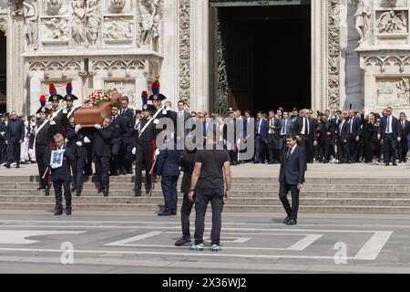 Milano, Italia, 14 giugno, 2023. La bara dell'ex primo ministro italiano Silvio Berlusconi, deceduto il 12 giugno 2023 all'ospedale San Raffaele di Milano, viene realizzata nel Duomo di Milano, al termine del funerale di Stato all'interno del Duomo. I funerali, celebrati dall'Arcivescovo Mario Delpini, sono stati trasmessi in diretta sui maxi schermi allestiti in piazza per il pubblico. Presenze ai funerali oltre la famiglia, molti esponenti politici e personaggi dello spettacolo e del calcio, tra cui il presidente della Repubblica Sergio Mattarella, la Presidente del Consigl Foto Stock