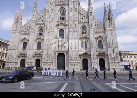 Milano, Italia, 14 giugno, 2023. La facciata del Duomo di Milano durante il funerale di Stato dell'ex primo ministro italiano Silvio Berlusconi, deceduto il 12 giugno 2023 all'ospedale San Raffaele di Milano. I funerali, durante i quali l'arcivescovo Mario Delpini ha dato una lunga omelia, sono stati trasmessi in diretta sugli schermi giganti allestiti in piazza Duomo per il pubblico. Milano, 14 giugno 2023. La facciata del Duomo di Milano durante i funerali di Stato dell'ex primo Ministro italiano Silvio Berlusconi, morto il 12 giugno 2023 all'ospedale San Raffaele di Milano. I funerali, durante i quali l'Arcivesco Foto Stock