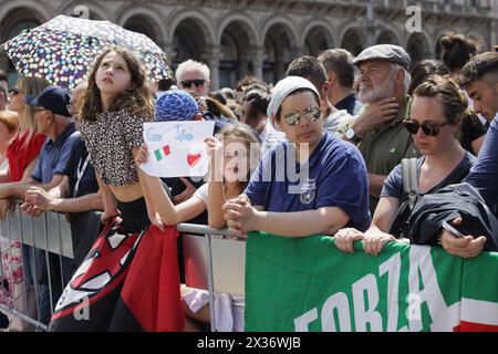 Milano, Italia, 14 giugno, 2023. La folla che partecipa al funerale di Stato dell'ex Presidente del Consiglio d'Italia Silvio Berlusconi, morto il 12 giugno 2023 all'ospedale San Raffaele di Milano. il funerale, celebrato all'interno del Duomo di Milano, è stato trasmesso in diretta sui maxi schermi allestiti nella piazza per il pubblico. Milano, Italia, 14 giugno 2023. La folla che assiste ai funerali di Stato dell'Ex Presidente del Consiglio dei ministri della Repubblica Italiana Silvio Berlusconi, morto il 12 giugno 2023 all'ospedale San Raffaele di Milano.i funerali, celebrati all'interno del Duomo di Milano, sono Foto Stock