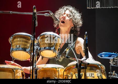 Mantova, Italia. 24 aprile 2024. Lily Gonzales sta suonando la batteria durante la sua esibizione dal vivo per ''Mad About You'' con la Fabulous TH Band nel loro tour europeo al PalaUnical Theatre di Mantova, il 24 aprile 2024. (Foto di Roberto Tommasini/NurPhoto) credito: NurPhoto SRL/Alamy Live News Foto Stock