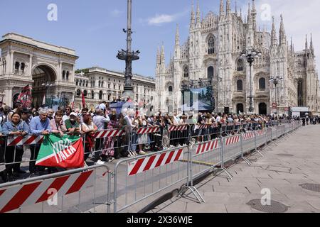 Milano, Italia, 14 giugno, 2023. La folla che partecipa al funerale di Stato dell'ex Presidente del Consiglio d'Italia Silvio Berlusconi, morto il 12 giugno 2023 all'ospedale San Raffaele di Milano. il funerale, celebrato all'interno del Duomo di Milano, è stato trasmesso in diretta sui maxi schermi allestiti nella piazza per il pubblico. Milano, Italia, 14 giugno 2023. La folla che assiste ai funerali di Stato dell'Ex Presidente del Consiglio dei ministri della Repubblica Italiana Silvio Berlusconi, morto il 12 giugno 2023 all'ospedale San Raffaele di Milano.i funerali, celebrati all'interno del Duomo di Milano, sono Foto Stock