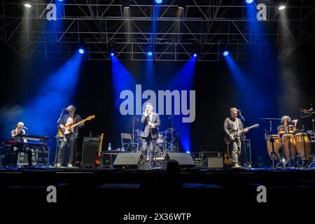 Mantova, Italia. 24 aprile 2024. Tony Hadley, conosciuto come Anthony Patrick Hadley, si esibisce sul palco con la Fabulous TH Band durante la sua esibizione dal vivo per The Mad About You con il Fabulous TH Band European Tour al PalaUnical Theatre di Mantova, il 24 aprile 2024. (Foto di Roberto Tommasini/NurPhoto) credito: NurPhoto SRL/Alamy Live News Foto Stock