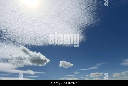 Schaefchenwolken, Cirrocumulus undulatus kuendigen Regen An. Nuvole voluminose, Cirrocumulus undulatus, pioggia di araldo Schaefchenwolken, Cirrocumulus, undula Foto Stock