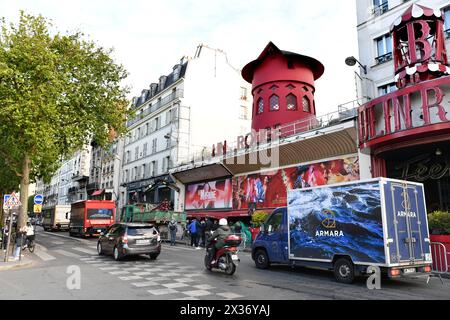 Le ali del famoso Moulin Rouge di Montmartre sono cadute in fondo alla strada durante la notte del 25 aprile 2024 - Place Blanche, Parigi - Francia Foto Stock