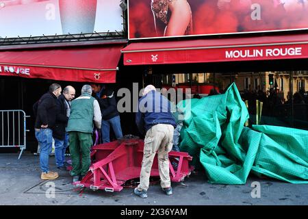 Le ali del famoso Moulin Rouge di Montmartre sono cadute in fondo alla strada durante la notte del 25 aprile 2024 - Place Blanche, Parigi - Francia Foto Stock
