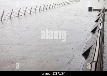 KIEV, UCRAINA - 24 APRILE 2024 - argine inondato di Mykilska Slobidka, Kiev, capitale dell'Ucraina. Foto Stock