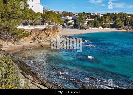 Costa mediterranea in Costa Brava. Villaggio di Llanca. Girona, Spagna Foto Stock