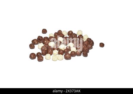 Le palline di mais con cioccolato e vaniglia sono sparse su sfondo bianco per una colazione abbondante. Foto Stock