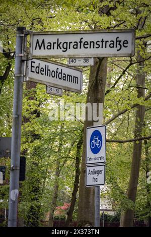 Berlin Reinickendorf OT Frohnau der Edelhofdamm ist seit geraumer Zeit Fahrradstraße von Anwohnern darf er mit dem PKW kürzestmöglich genutzt werden. Obwohl man den Autoverkehr fernhalten Will, wurden Ladesäulen für Elektroautos aufgestellt - 25.04.2024 Berlino *** Berlin Reinickendorf OT Frohnau la Edelhofdamm è da tempo una strada ciclabile i residenti possono usarla in auto per il più breve tempo possibile, sebbene lo scopo sia quello di tenere lontano il traffico automobilistico, sono stati installati punti di ricarica per auto elettriche 25 04 2024 Berlino Foto Stock