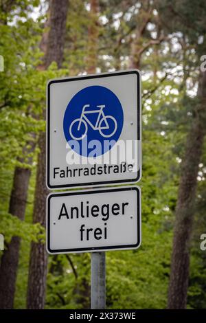 Berlin Reinickendorf OT Frohnau der Edelhofdamm ist seit geraumer Zeit Fahrradstraße von Anwohnern darf er mit dem PKW kürzestmöglich genutzt werden. Obwohl man den Autoverkehr fernhalten Will, wurden Ladesäulen für Elektroautos aufgestellt - 25.04.2024 Berlino *** Berlin Reinickendorf OT Frohnau la Edelhofdamm è da tempo una strada ciclabile i residenti possono usarla in auto per il più breve tempo possibile, sebbene lo scopo sia quello di tenere lontano il traffico automobilistico, sono stati installati punti di ricarica per auto elettriche 25 04 2024 Berlino Foto Stock