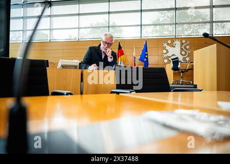 133. PLENARSITZUNG IM Thüringer LANDTAG 25/04/2024 - Erfurt: Der Minister für Kultur, Bundes- und Europaangelegenheiten und Chef der Staatskanzlei und Beauftragter der Landesregierung für Jüdisches Leben in Thüringen und DIE Bekämpfung des Antisemitismus, Prof. Dr. Benjamin-Immanuel Hoff DIE LINKE. Morire 133. Plenarsitzung des Thüringer Landtags AM 25. Aprile 2024. /                    *** 133 SESSIONE PLENARIA PRESSO IL PARLAMENTO DI STATO DELLA TURINGIA 25 04 2024 Erfurt Ministro della Cultura, degli affari federali ed europei e capo della Cancelleria di Stato e Commissario del governo di Stato per Jewi Foto Stock