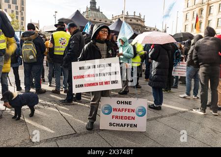 Wenige Menschen versammelten sich AM 24.4.2024 in München, um unter dem motto Die Welt im Griff der WHO mit der verschwörungsideologischen München Steht Auf zu demonstrieren. Die Presse wurde sofort als Feind markiert. -- circa 102 persone si sono riunite a Monaco, in Germania, il 24 aprile 2024 per dimostrare sotto lo slogan il mondo sotto la presa dell'OMS con la cospirazione ideologica del Monaco di Baviera, il Muenchen Steht Auf - Monaco si alza. La stampa fu immediatamente contrassegnata come nemica. München Bayern Deutschland Copyright: XLorenzoxFilippuccix Foto Stock