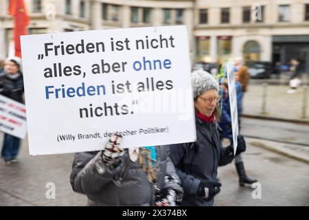 Wenige Menschen versammelten sich AM 24.4.2024 in München, um unter dem motto Die Welt im Griff der WHO mit der verschwörungsideologischen München Steht Auf zu demonstrieren. Die Presse wurde sofort als Feind markiert. -- circa 102 persone si sono riunite a Monaco, in Germania, il 24 aprile 2024 per dimostrare sotto lo slogan il mondo sotto la presa dell'OMS con la cospirazione ideologica del Monaco di Baviera, il Muenchen Steht Auf - Monaco si alza. La stampa fu immediatamente contrassegnata come nemica. München Bayern Deutschland Copyright: XLorenzoxFilippuccix Foto Stock