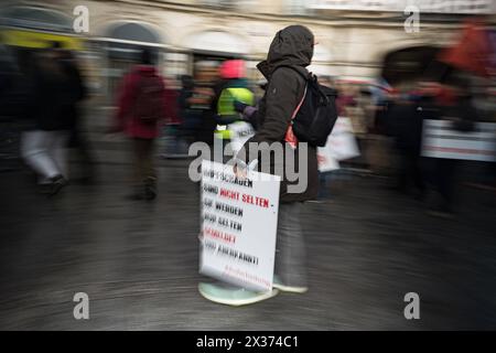 Wenige Menschen versammelten sich AM 24.4.2024 in München, um unter dem motto Die Welt im Griff der WHO mit der verschwörungsideologischen München Steht Auf zu demonstrieren. Die Presse wurde sofort als Feind markiert. -- circa 102 persone si sono riunite a Monaco, in Germania, il 24 aprile 2024 per dimostrare sotto lo slogan il mondo sotto la presa dell'OMS con la cospirazione ideologica del Monaco di Baviera, il Muenchen Steht Auf - Monaco si alza. La stampa fu immediatamente contrassegnata come nemica. München Bayern Deutschland Copyright: XLorenzoxFilippuccix Foto Stock