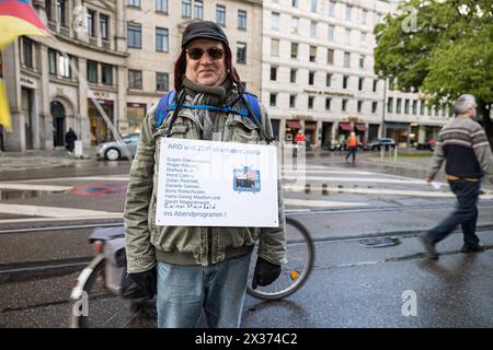 Wenige Menschen versammelten sich AM 24.4.2024 in München, um unter dem motto Die Welt im Griff der WHO mit der verschwörungsideologischen München Steht Auf zu demonstrieren. Die Presse wurde sofort als Feind markiert. -- circa 102 persone si sono riunite a Monaco, in Germania, il 24 aprile 2024 per dimostrare sotto lo slogan il mondo sotto la presa dell'OMS con la cospirazione ideologica del Monaco di Baviera, il Muenchen Steht Auf - Monaco si alza. La stampa fu immediatamente contrassegnata come nemica. München Bayern Deutschland Copyright: XLorenzoxFilippuccix Foto Stock