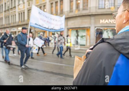 Wenige Menschen versammelten sich AM 24.4.2024 in München, um unter dem motto Die Welt im Griff der WHO mit der verschwörungsideologischen München Steht Auf zu demonstrieren. Die Presse wurde sofort als Feind markiert. -- circa 102 persone si sono riunite a Monaco, in Germania, il 24 aprile 2024 per dimostrare sotto lo slogan il mondo sotto la presa dell'OMS con la cospirazione ideologica del Monaco di Baviera, il Muenchen Steht Auf - Monaco si alza. La stampa fu immediatamente contrassegnata come nemica. München Bayern Deutschland Copyright: XLorenzoxFilippuccix Foto Stock