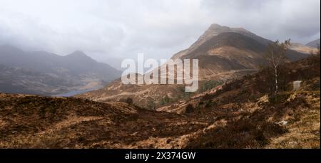 Vista dalla West Highland Way sopra Kinlochleven verso Pap of Glencoe (L) e Beinn na Caillich (R) Foto Stock