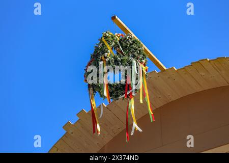 Il tetto della corona è appeso a un dormitorio di legno non finito Foto Stock