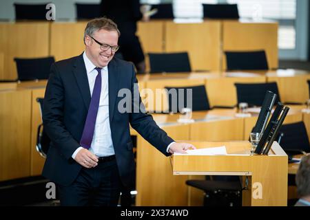 133. PLENARSITZUNG IM Thüringer LANDTAG 25/04/2024 - Erfurt: Dr. Mario Voigt CDU reagiert auf die Regierungserklärung zum Thüringen-monitor. Morire 133. Plenarsitzung des Thüringer Landtags AM 25. Aprile 2024. /                    *** 133 SESSIONE PLENARIA PRESSO IL PARLAMENTO STATALE DELLA TURINGIA 25 04 2024 Erfurt Dr Mario Voigt CDU reagisce alla dichiarazione del governo sulla Turingia monitorare la sessione plenaria 133 del Parlamento statale della Turingia il 25 aprile 2024 Foto Stock