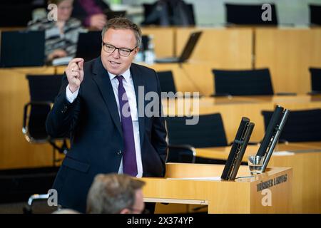 133. PLENARSITZUNG IM Thüringer LANDTAG 25/04/2024 - Erfurt: Dr. Mario Voigt CDU reagiert auf die Regierungserklärung zum Thüringen-monitor. Morire 133. Plenarsitzung des Thüringer Landtags AM 25. Aprile 2024. /                    *** 133 SESSIONE PLENARIA PRESSO IL PARLAMENTO STATALE DELLA TURINGIA 25 04 2024 Erfurt Dr Mario Voigt CDU reagisce alla dichiarazione del governo sulla Turingia monitorare la sessione plenaria 133 del Parlamento statale della Turingia il 25 aprile 2024 Foto Stock