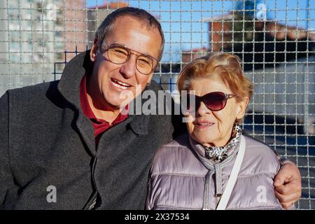 madre e suo figlio si abbracciano e parlano fuori. Una vera famiglia Foto Stock