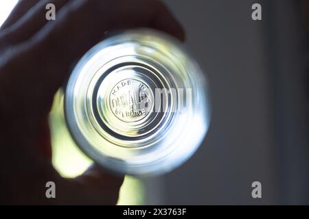 Parigi, Francia. 25 aprile 2024. Illustrazione - la vetreria Duralex, le cui stoviglie presumibilmente infrangibili sono vendute in tutto il mondo, è stata nuovamente posta in amministrazione controllata mercoledì 24 aprile 2024. Nel 2022 la società francese, che impiega 230 persone nella sua storica fabbrica di la Chapelle-Saint-Mesmin (Loiret), è stata duramente colpita dall'impennata dei prezzi del gas. È stato temporaneamente salvato da un prestito pubblico di 15 milioni di euro. Parigi, Francia, 25 aprile 2024. Foto di Marie Hubert Psaila/ABACAPRESS.COM credito: Abaca Press/Alamy Live News Foto Stock