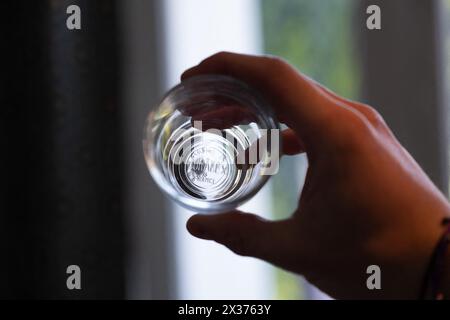 Parigi, Francia. 25 aprile 2024. Illustrazione - la vetreria Duralex, le cui stoviglie presumibilmente infrangibili sono vendute in tutto il mondo, è stata nuovamente posta in amministrazione controllata mercoledì 24 aprile 2024. Nel 2022 la società francese, che impiega 230 persone nella sua storica fabbrica di la Chapelle-Saint-Mesmin (Loiret), è stata duramente colpita dall'impennata dei prezzi del gas. È stato temporaneamente salvato da un prestito pubblico di 15 milioni di euro. Parigi, Francia, 25 aprile 2024. Foto di Marie Hubert Psaila/ABACAPRESS.COM credito: Abaca Press/Alamy Live News Foto Stock