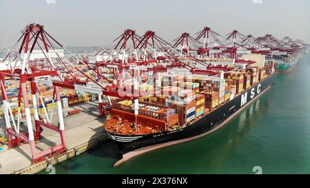 Pechino, Cina. 13 marzo 2024. Una foto con un drone mostra una nave da carico attraccata al porto di Qingdao, nella provincia di Shandong, nella Cina orientale, il 13 marzo 2024. Crediti: Li Ziheng/Xinhua/Alamy Live News Foto Stock