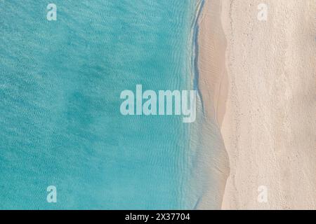 Vista dall'alto sulle onde della costa sulla spiaggia vista aerea, acqua cristallina. Splendido paesaggio estivo, soleggiata spiaggia tropicale dell'isola. Mare, natura idilliaca Foto Stock