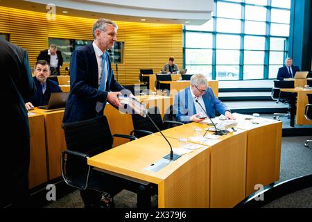 133. PLENARSITZUNG IM Thüringer LANDTAG 25/04/2024 - Erfurt: Björn Höcke AfD im Plenarsaal. Morire 133. Plenarsitzung des Thüringer Landtags AM 25. Aprile 2024. /                    *** 133 SESSIONE PLENARIA NEL PARLAMENTO STATALE DELLA TURINGIA 25 04 2024 Erfurt Björn Höcke AfD nella sala plenaria la sessione plenaria 133 del Parlamento statale della Turingia il 25 aprile 2024 Foto Stock