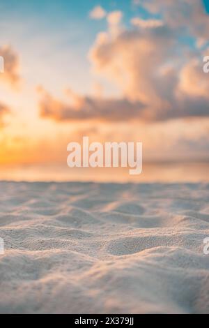 Superficie di sabbia della costa della spiaggia ravvicinata con una calda luce arancione del tramonto. Fantasy Beach, paesaggio, cielo, baia. Tranquillo relax, orizzonte luminoso, cielo colorato. Foto Stock