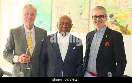 Hamburg v.L. Albert Darboven.Ian Karan,Anaisio Guedes Exklusive Vernissage der Flughafen Gallery Erstmals baten Anaisio Guedes von der Airport Gallery und Klaus Schümann zum Salon PrivÃ e in der privaten Penthouse des Kunsthändlers. Präsentiert wurde ein Mix aus Bildern und Skulpturen. Gezeigt wurden Werke von Stephan Balkenhol, Günther Uecker und Heinz Mack. Im Mittelpunkt waren die Gemälde der Künstlerin Eva Navarro aus Spanien. Zur kleinen exklusiven Runde fanden sich u.a. Barbara und Ian Karan, Albert Darboven, Peter Stockfisch, Dr. Armin Müller und Frau UBS, Prof. Dr. Gerhard Mehrtens un Foto Stock