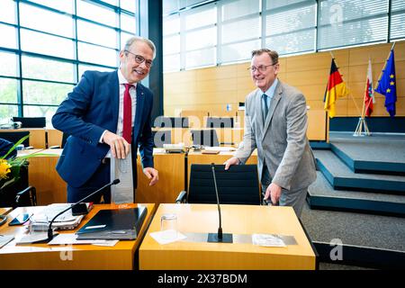 133. PLENARSITZUNG IM Thüringer LANDTAG 25/04/2024 - Erfurt: Ministerpräsident Bodo Ramelow DIE LINKE und der Thüringer Minister für Inneres und Kommunales, Georg Maier SPD, im Plenum. Morire 133. Plenarsitzung des Thüringer Landtags AM 25. Aprile 2024. /                    *** 133 SESSIONE PLENARIA DEL PARLAMENTO STATALE DELLA TURINGIA 25 04 2024 Erfurt il primo ministro Bodo Ramelow DIE LINKE e il ministro degli interni e degli enti locali della Turingia, Georg Maier SPD, in plenaria la 133 sessione plenaria del Parlamento statale della Turingia del 25 aprile 2024 Foto Stock