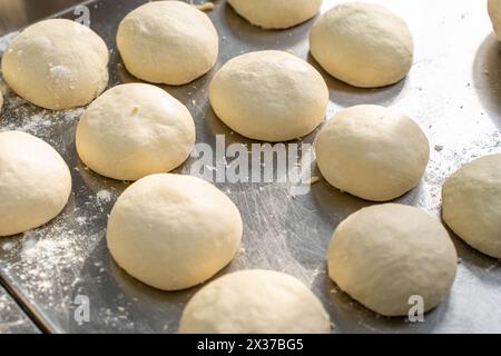 Impasto bianco per cuocere il pane sul tavolo di produzione. Messa a fuoco selezionata. Foto di alta qualità Foto Stock