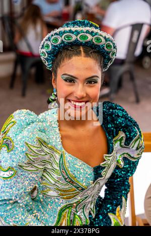 Ritratto di un'attraente ballerina presso la Fiesta de la Virgen de la Candelaria, San Pedro de Atacama, regione di Antofagasta, Cile. Foto Stock