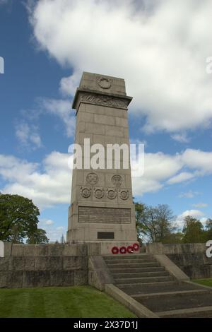 Rickerby Cenotaph, aprile 2024, mostra corone di papavero. Carlisle, Cumbria, Regno Unito Foto Stock