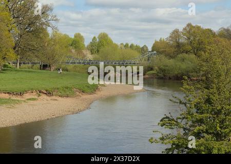 Memorial Footbridge sul fiume Eden con la possibilità di pescare dalla riva Rickerby Park, Carlisle, Cumbria, Regno Unito. Aprile 2024 Foto Stock