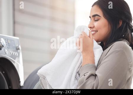 Puzzava, puliva o era felice con lavanderia, macchina e casa per vestiti, tessuti e pulizie. Profumo, persona femminile e detersivo Foto Stock