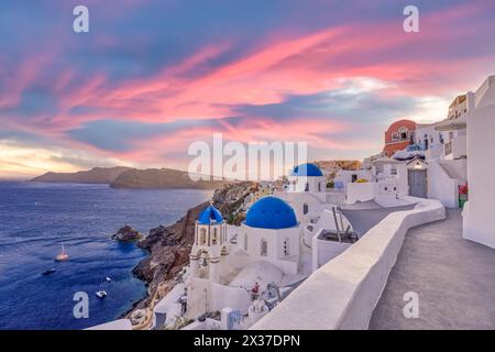 Vista notturna al tramonto del tradizionale villaggio greco di Oia sull'isola di Santorini in Grecia. Santorini è un'iconica destinazione di viaggio in Grecia, famoso punto del tramonto Foto Stock