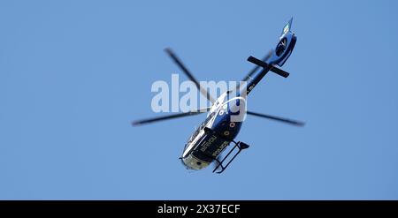 Kiev, Ucraina 10 aprile 2024: Elicottero della polizia H145 (4X-BMP) pattuglia i cieli sopra Kiev Foto Stock