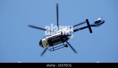 Kiev, Ucraina 10 aprile 2024: Elicottero della polizia H145 (4X-BMP) pattuglia i cieli sopra Kiev Foto Stock