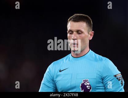 Londra, Regno Unito. 24 aprile 2024. L'arbitro Thomas Bramall durante la partita di Premier League a Selhurst Park, Londra. Il credito per immagini dovrebbe essere: David Klein/Sportimage Credit: Sportimage Ltd/Alamy Live News Foto Stock